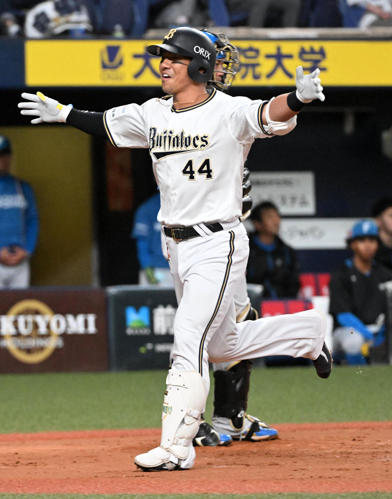 オリックス対日本ハム　7回裏オリックス2死一塁、頓宮は右越え2点本塁打を放ち笑顔で生還（撮影・前岡正明）
