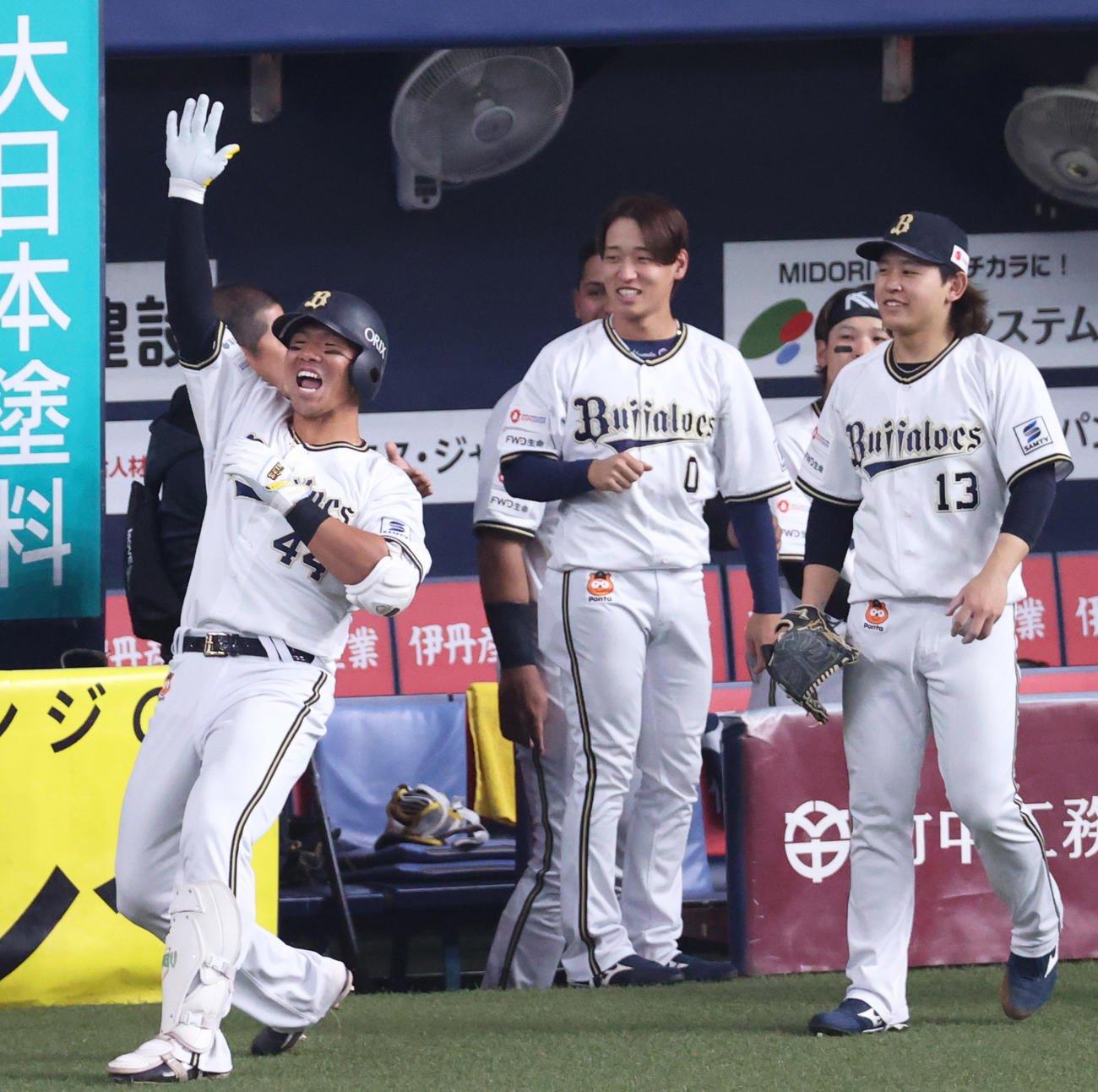 オリックス対日本ハム　7回裏オリックス2死一塁、頓宮（左）は右越え2点本塁打を放ち「ほいさー」ポーズを決める（撮影・上山淳一）