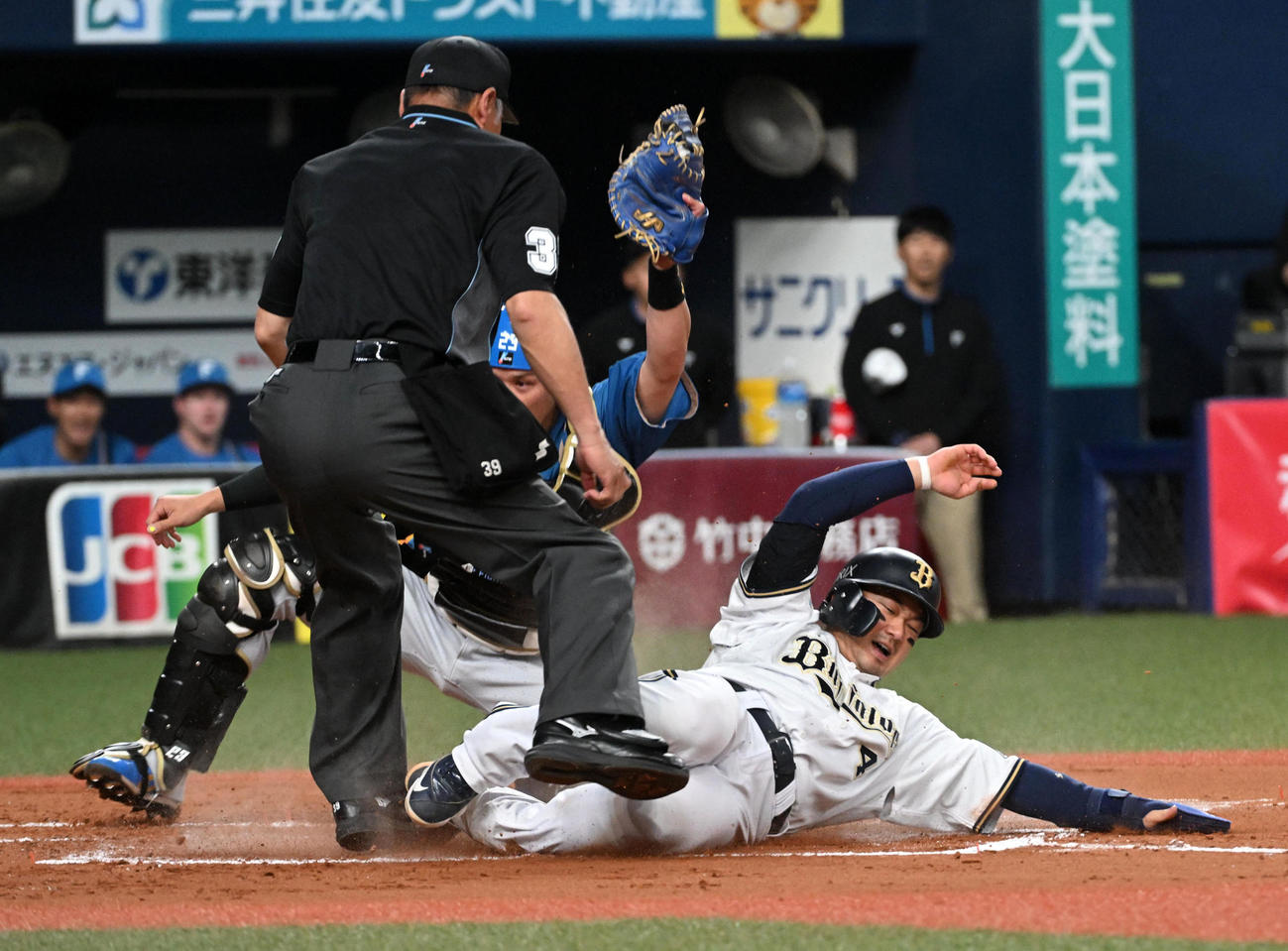 オリックス対日本ハム　2回裏オリックス2死二、三塁、頓宮の先制右前適時打で本塁を狙った二塁走者の森はタッチアウト。捕手伏見（撮影・前岡正明）