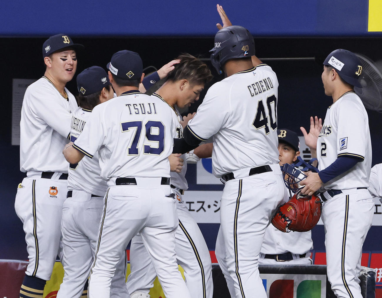 オリックス対日本ハム　2回裏オリックス2死二、三塁から先制の適時打を放ちナインに迎えられる頓宮（中央）（撮影・藤尾明華）