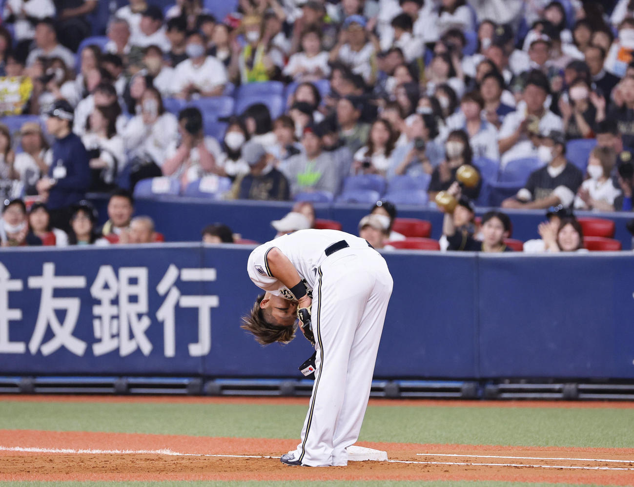 オリックス対日本ハム　2回に先制打を放ちファンの声援に深々と一礼するオリックス頓宮（撮影・藤尾明華）