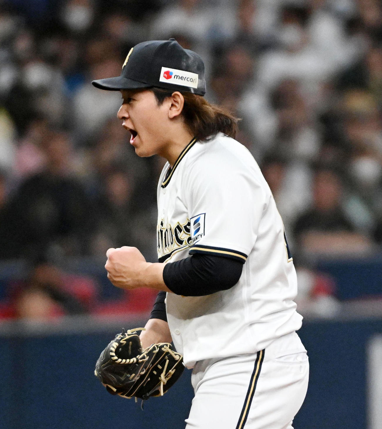 オリックス対日本ハム　3回表日本ハム2死一、三塁、五十幡を空振り三振に打ち取りほえる宮城（撮影・前岡正明）