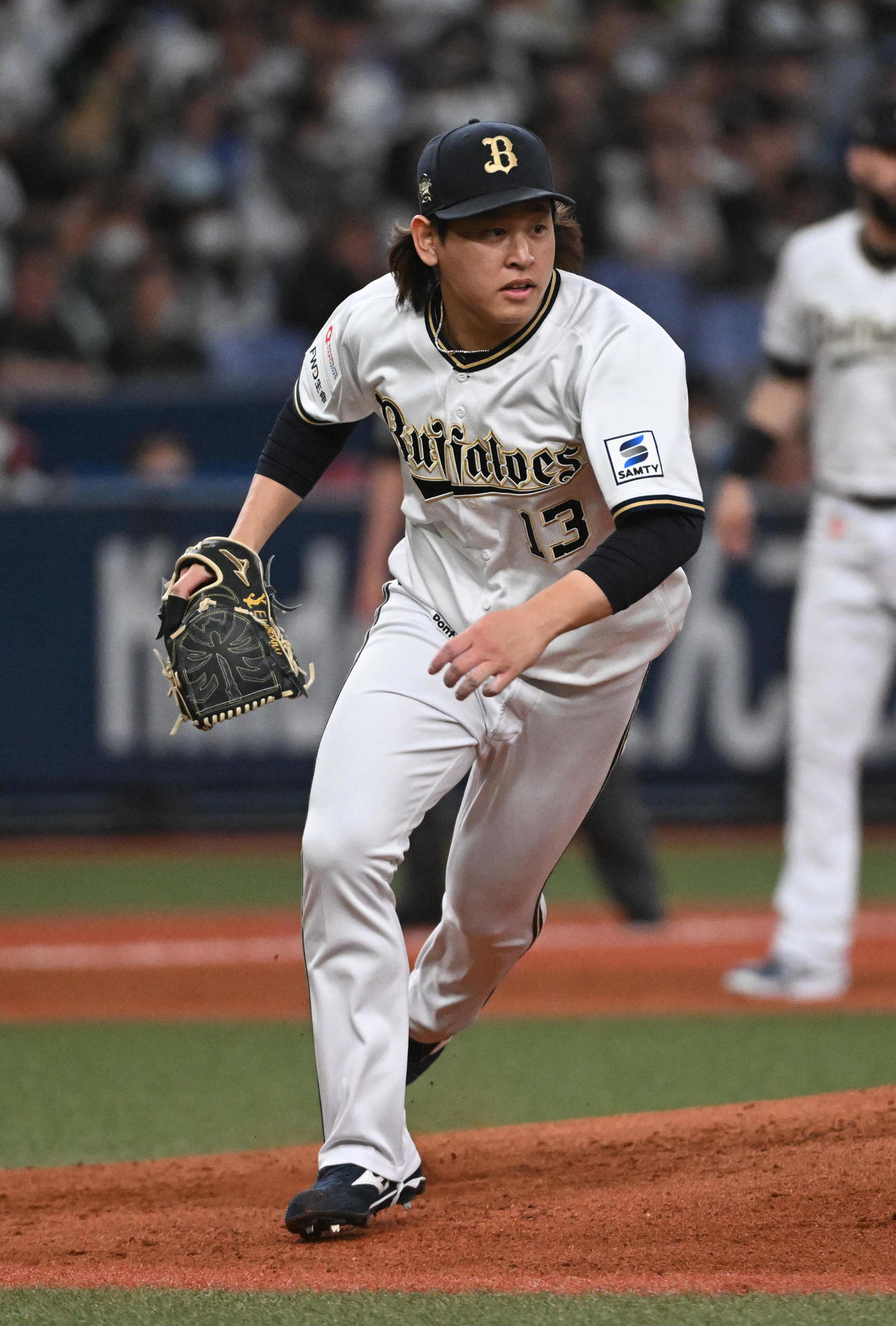 オリックス対日本ハム　3回表日本ハム1死、水野の一ゴロにダッシュする宮城（撮影・前岡正明）