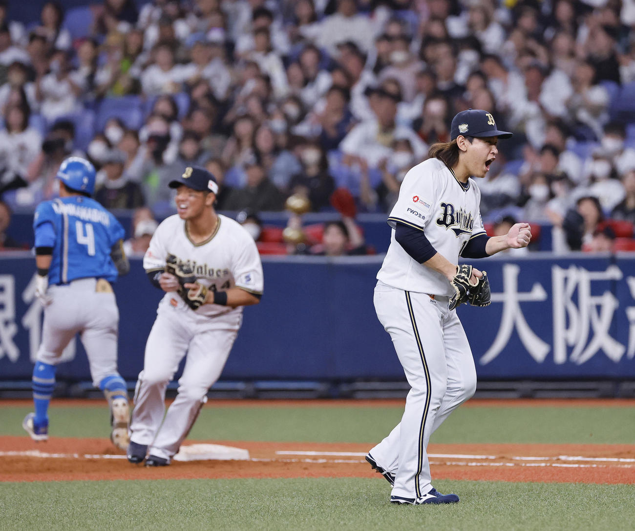 オリックス対日本ハム　4回表日本ハム1死一、二塁、上川畑（左）を二ゴロ併殺に打ち取りガッツポーズをする宮城（撮影・藤尾明華）