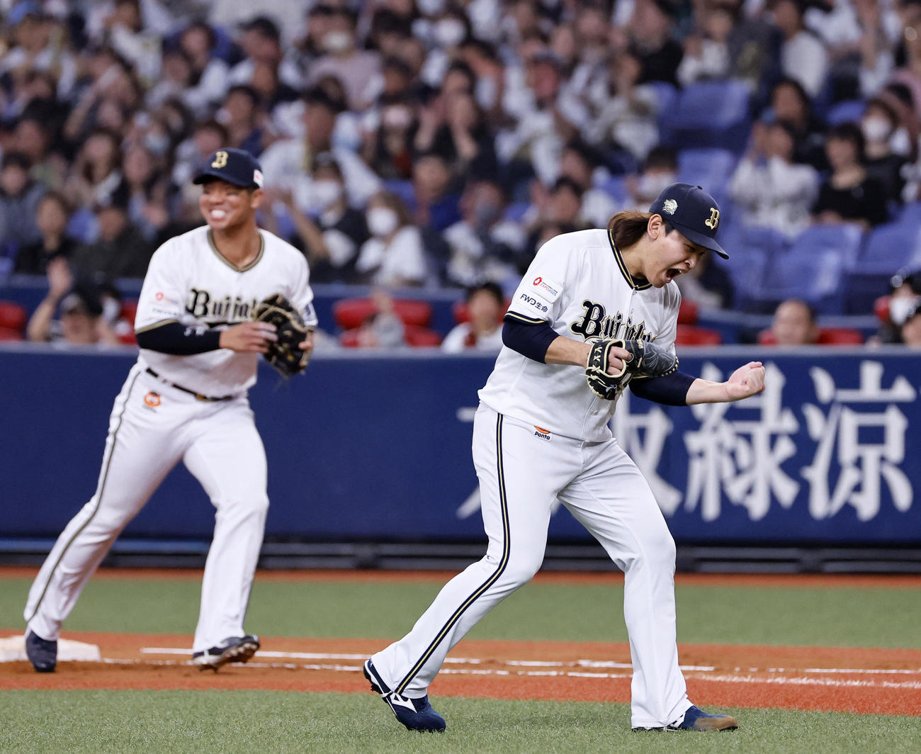 オリックス対日本ハム　4回表日本ハム1死一、二塁、上川畑（左）を二ゴロ併殺に打ち取りガッツポーズをする宮城（撮影・藤尾明華）