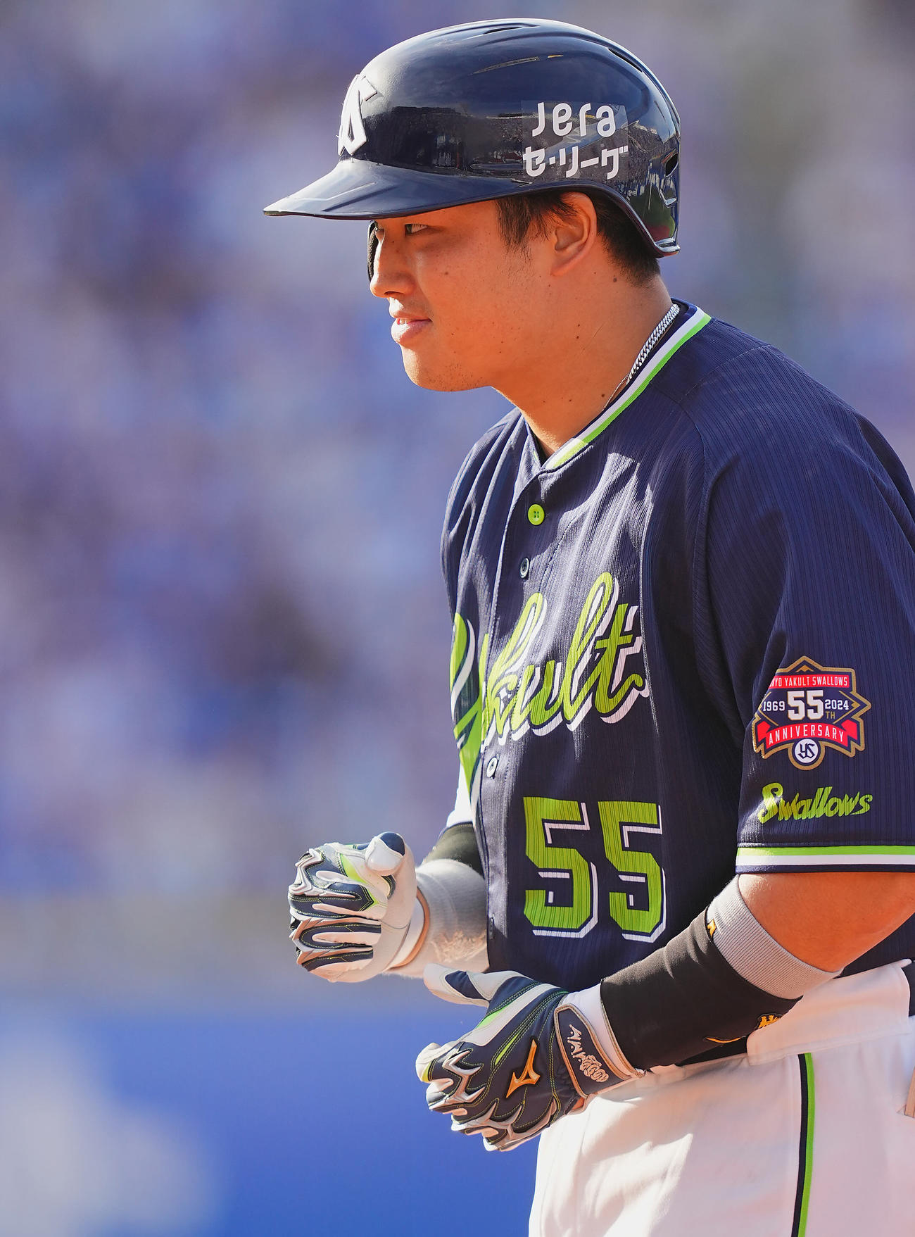 DeNA対ヤクルト　7回表ヤクルト1死満塁、右翼に適時打を放った村上は笑みを浮かべながら小さくガッツポーズ（撮影・垰建太）