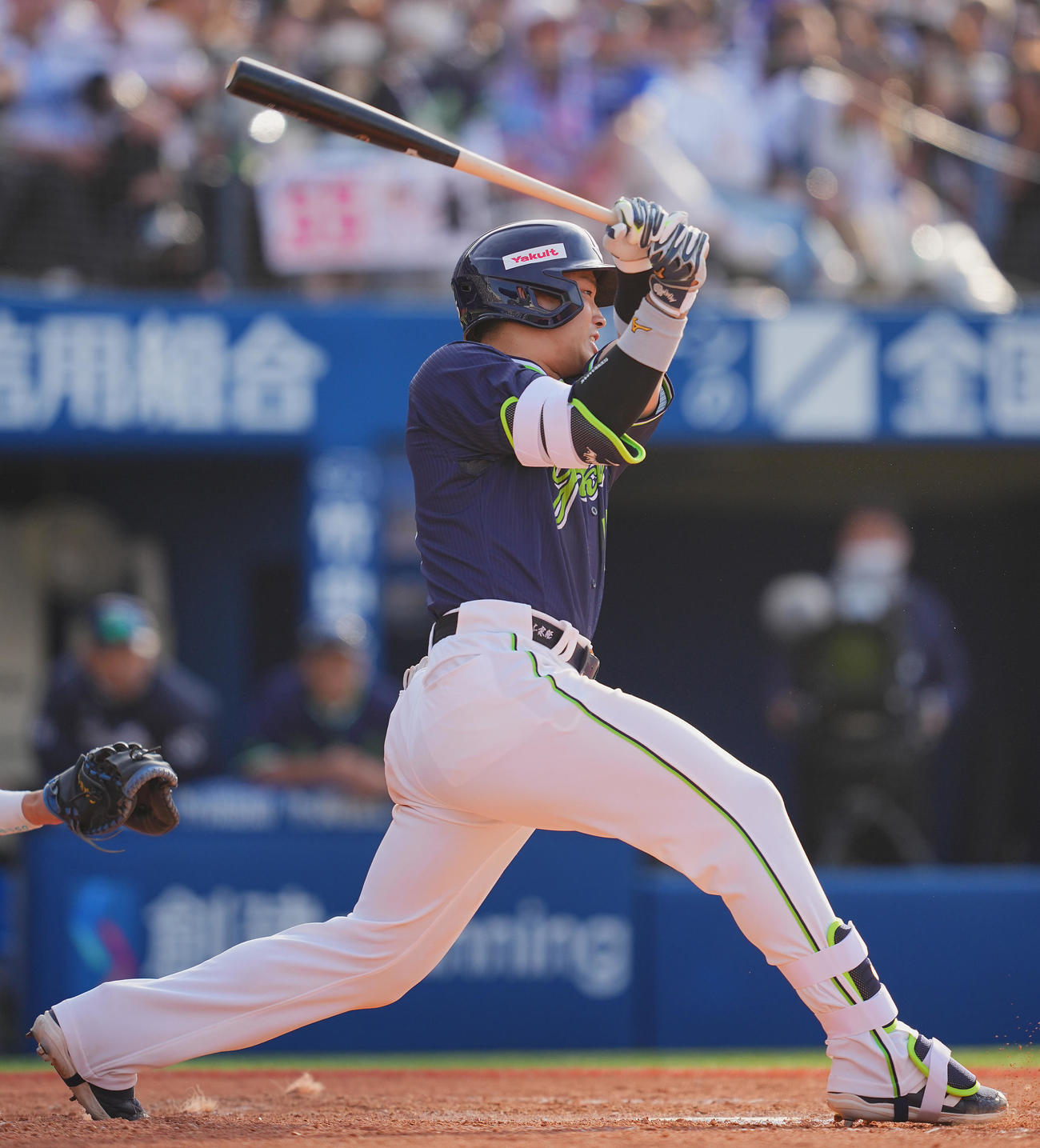 DeNA対ヤクルト　7回表ヤクルト1死満塁、右翼に適時打を放つ村上（撮影・垰建太）