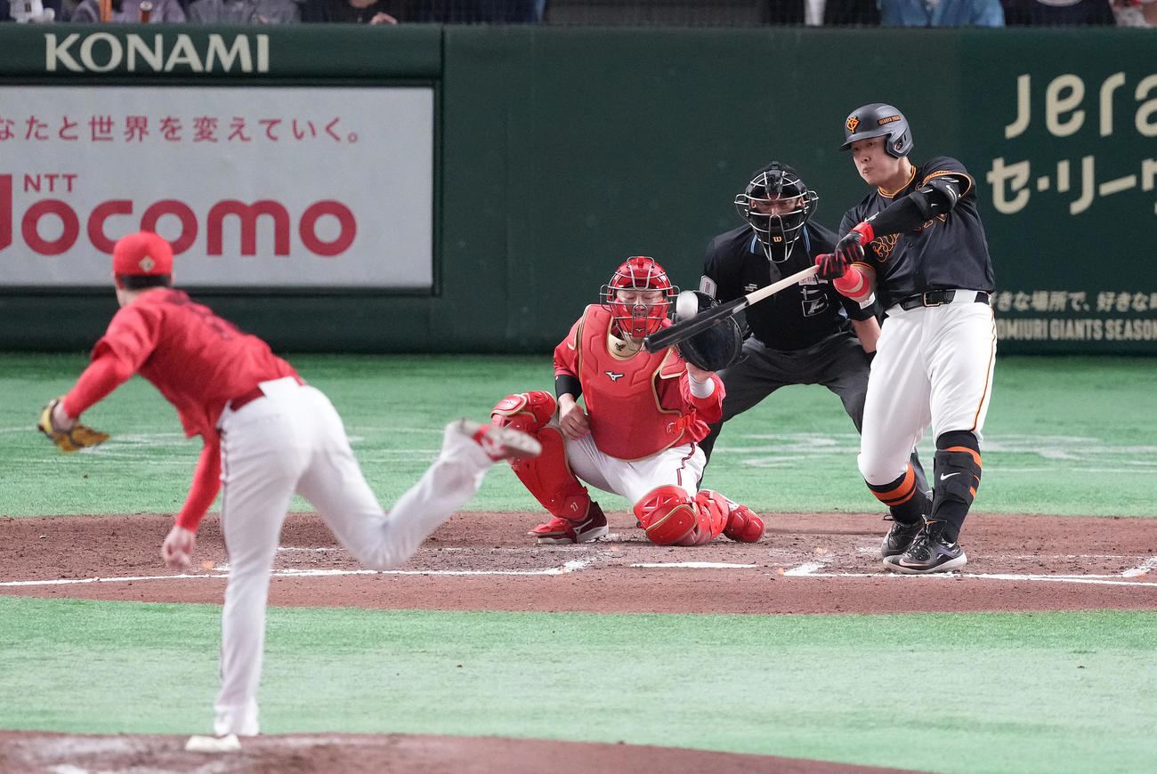 巨人対広島　6回裏巨人1死二塁、岡本和の放った飛球は天井の懸垂物に挟まり、先制のエンタイトル適時二塁打となる。投手森下（撮影・鈴木みどり）