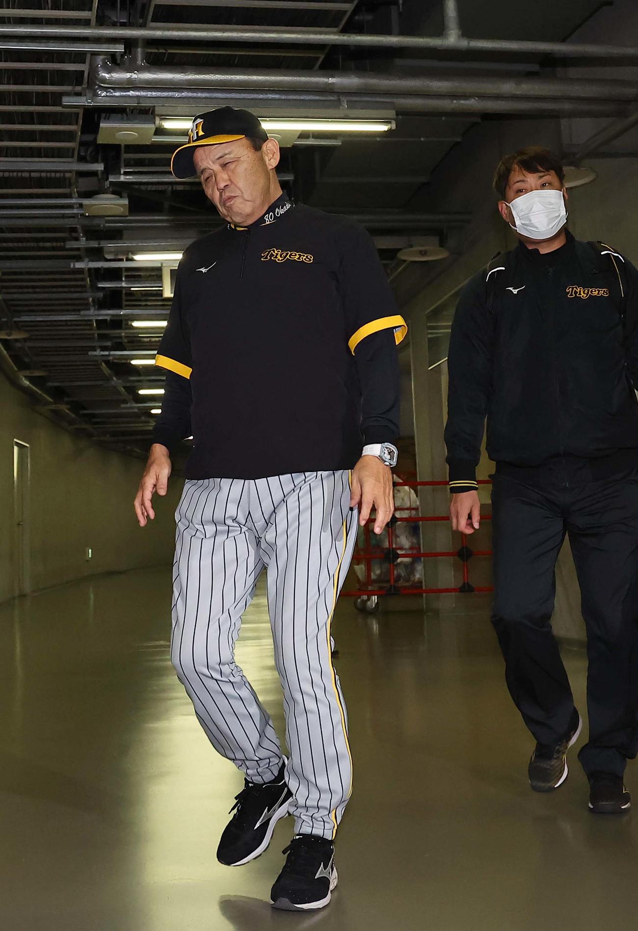 中日対阪神　中日に敗れた岡田監督はバンテリンドームナゴヤを引き揚げる（撮影・上田博志）