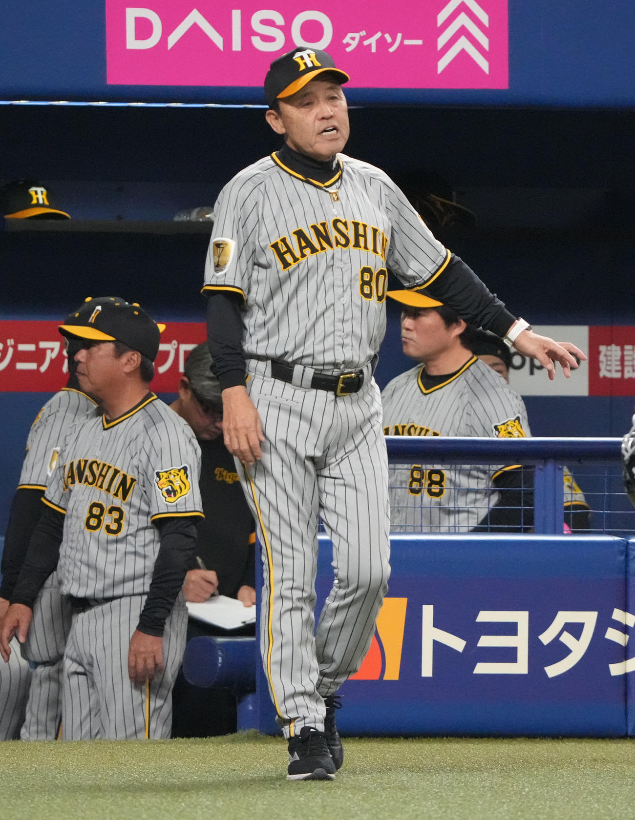 中日対阪神　7回表終了、選手交代を告げる岡田監督（撮影・森本幸一）