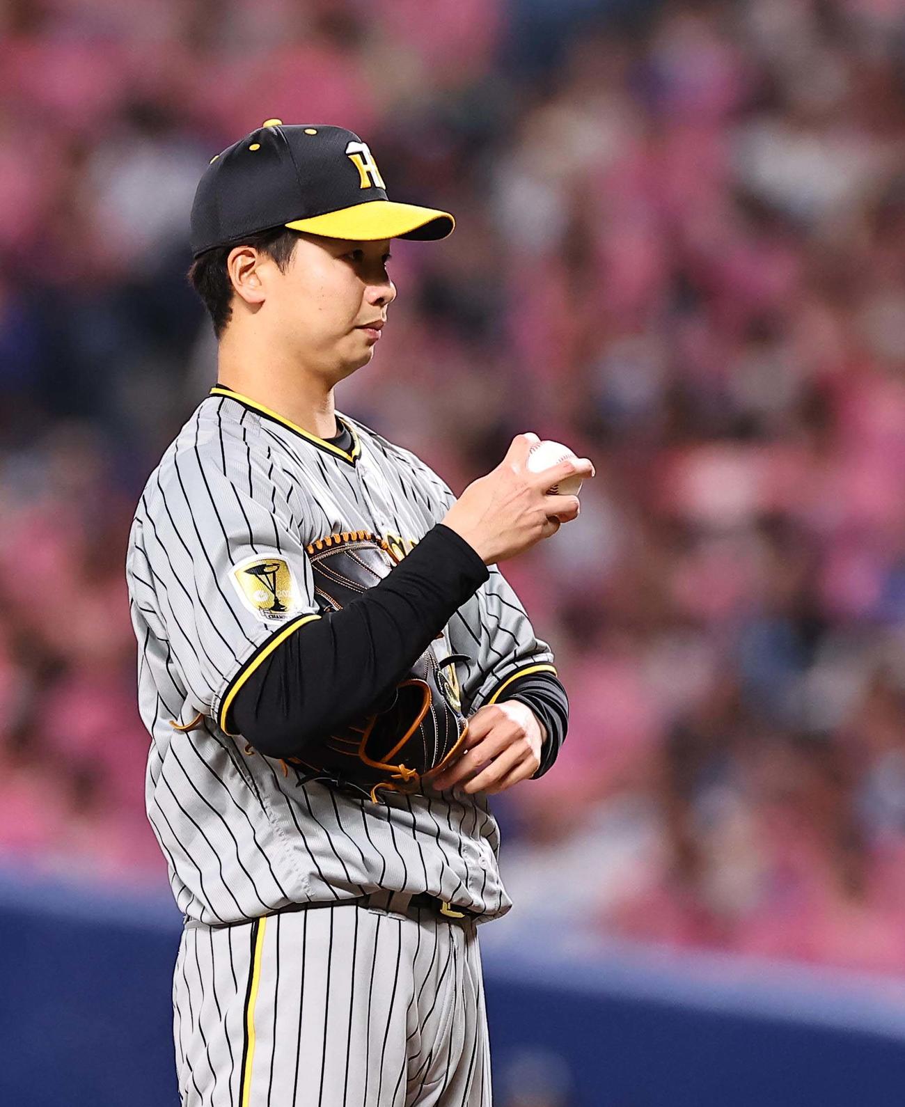 中日対阪神　8回、山本の適時打で追加点を奪われた漆原（撮影・上田博志）