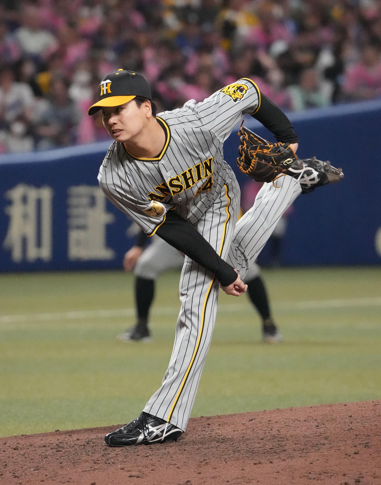 中日対阪神　8回裏、阪神4番手で登板する漆原（撮影・森本幸一）