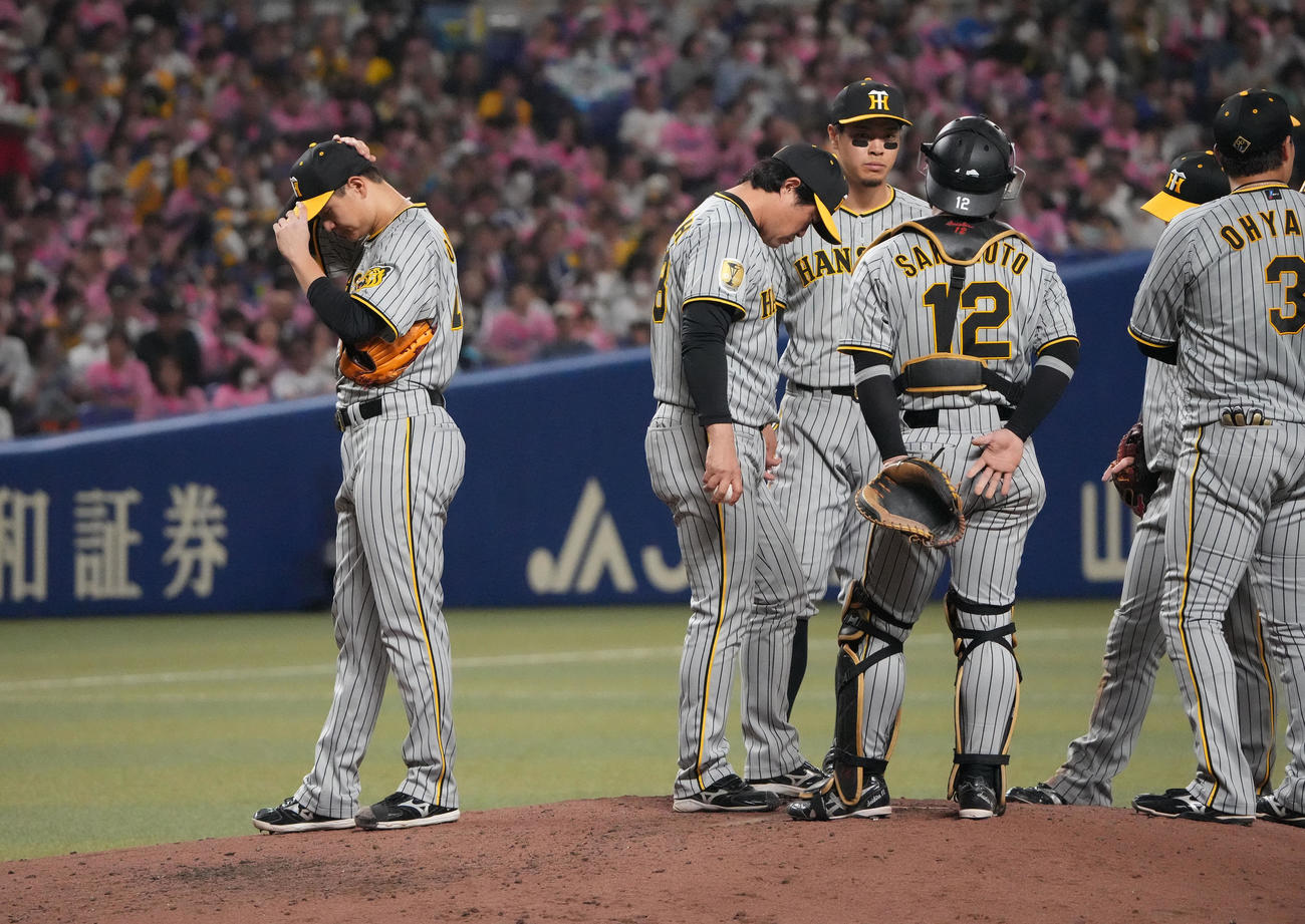 中日対阪神　6回裏中日無死満塁、マウンドを降りる大竹（左）（撮影・森本幸一）