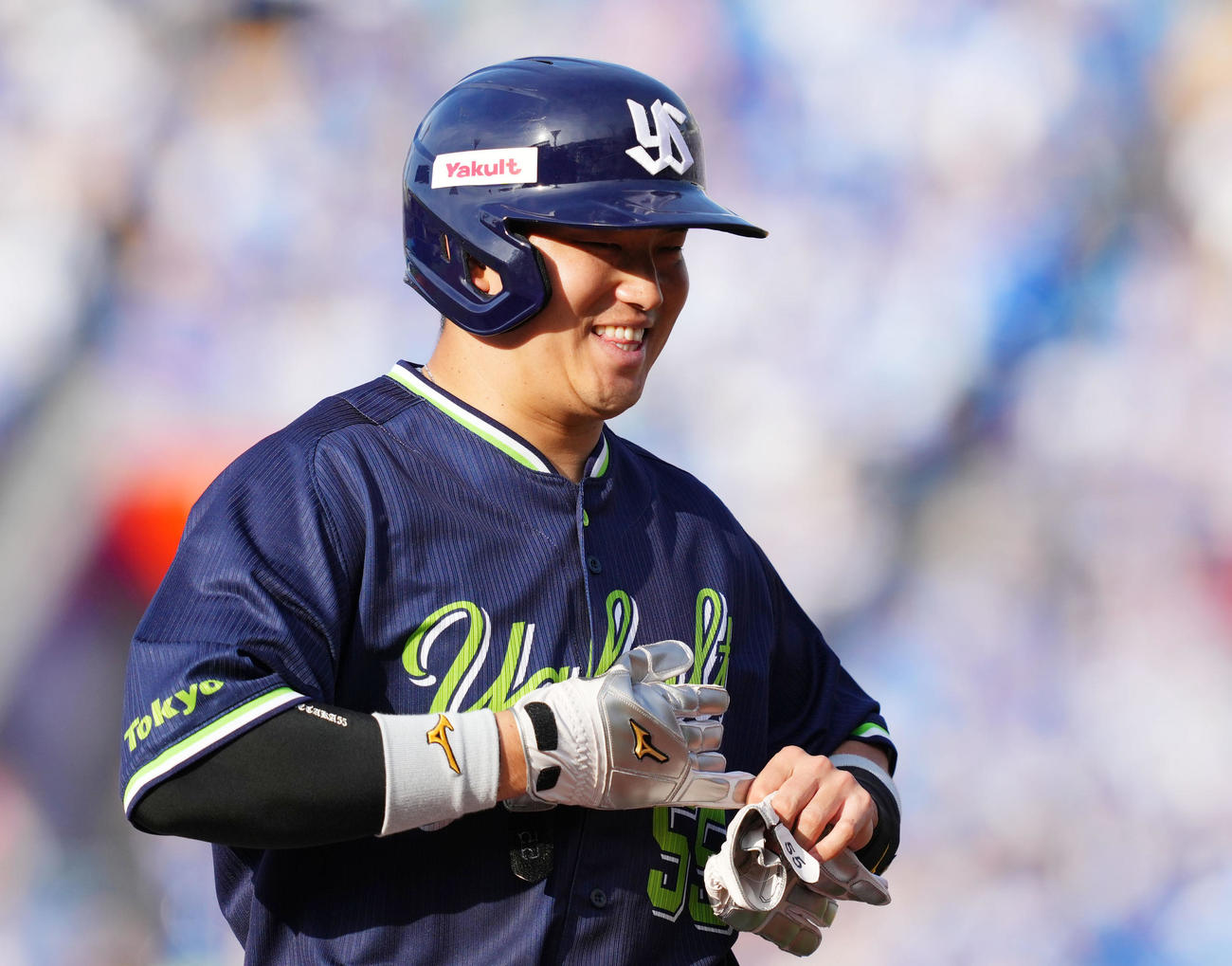 DeNA対ヤクルト　7回表を終え笑顔を見せるヤクルト村上（撮影・横山健太）
