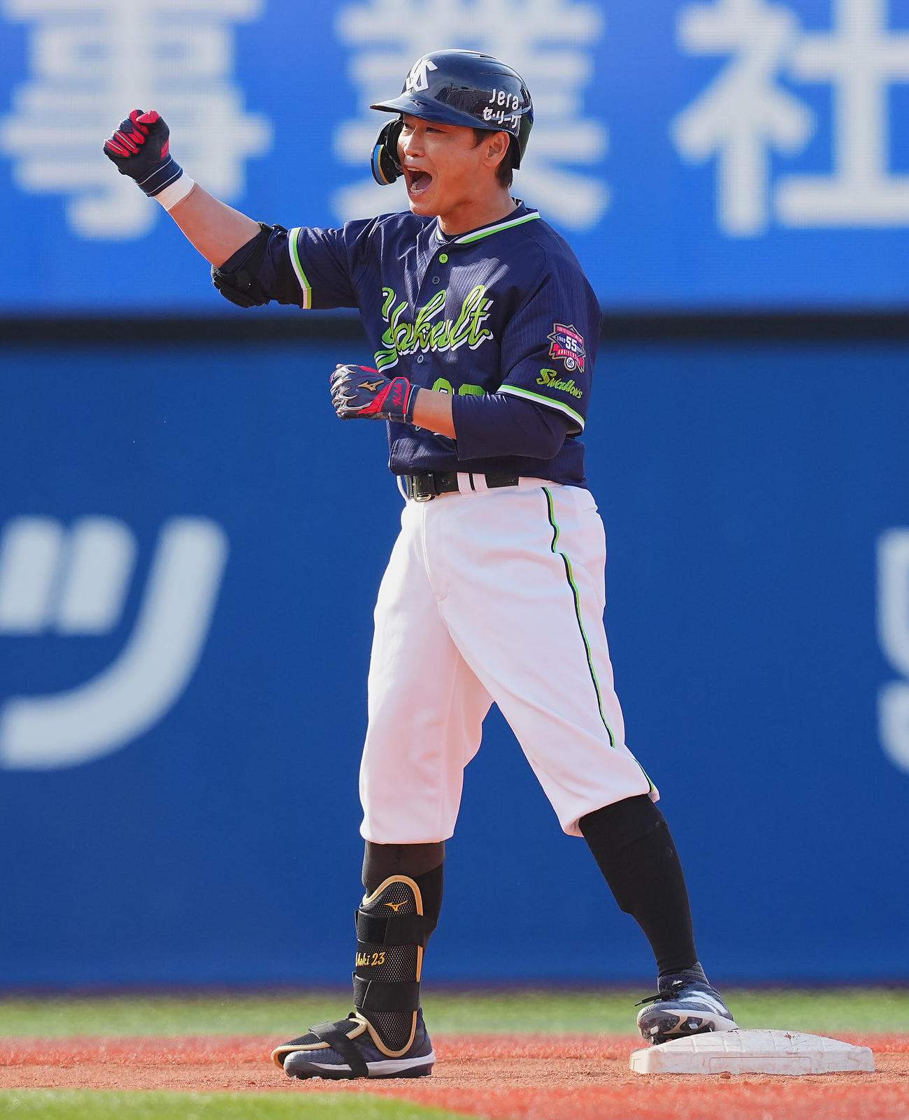 DeNA対ヤクルト　6回表ヤクルト2死満塁、走者一掃の適時二塁打を放ちガッツポーズする青木（撮影・垰建太）