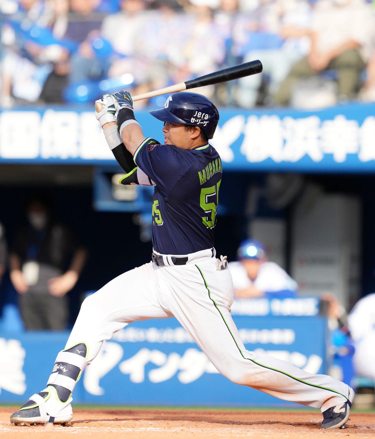 DeNA対ヤクルト　7回表ヤクルト1死満塁、右前適時打を放つ村上（撮影・横山健太）