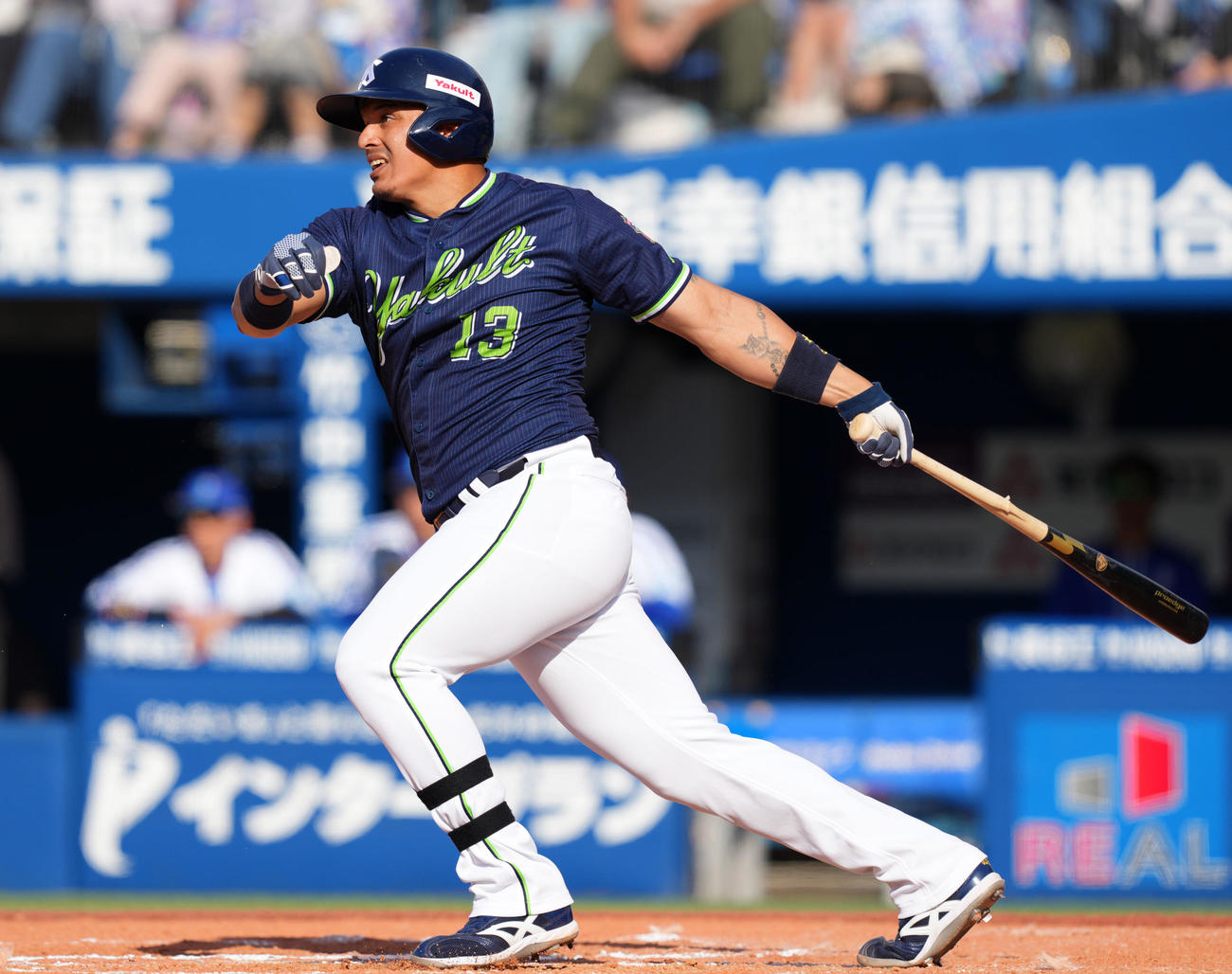 DeNA対ヤクルト　6回表ヤクルト2死一、二塁、左前適時打を放つオスナ（撮影・横山健太）