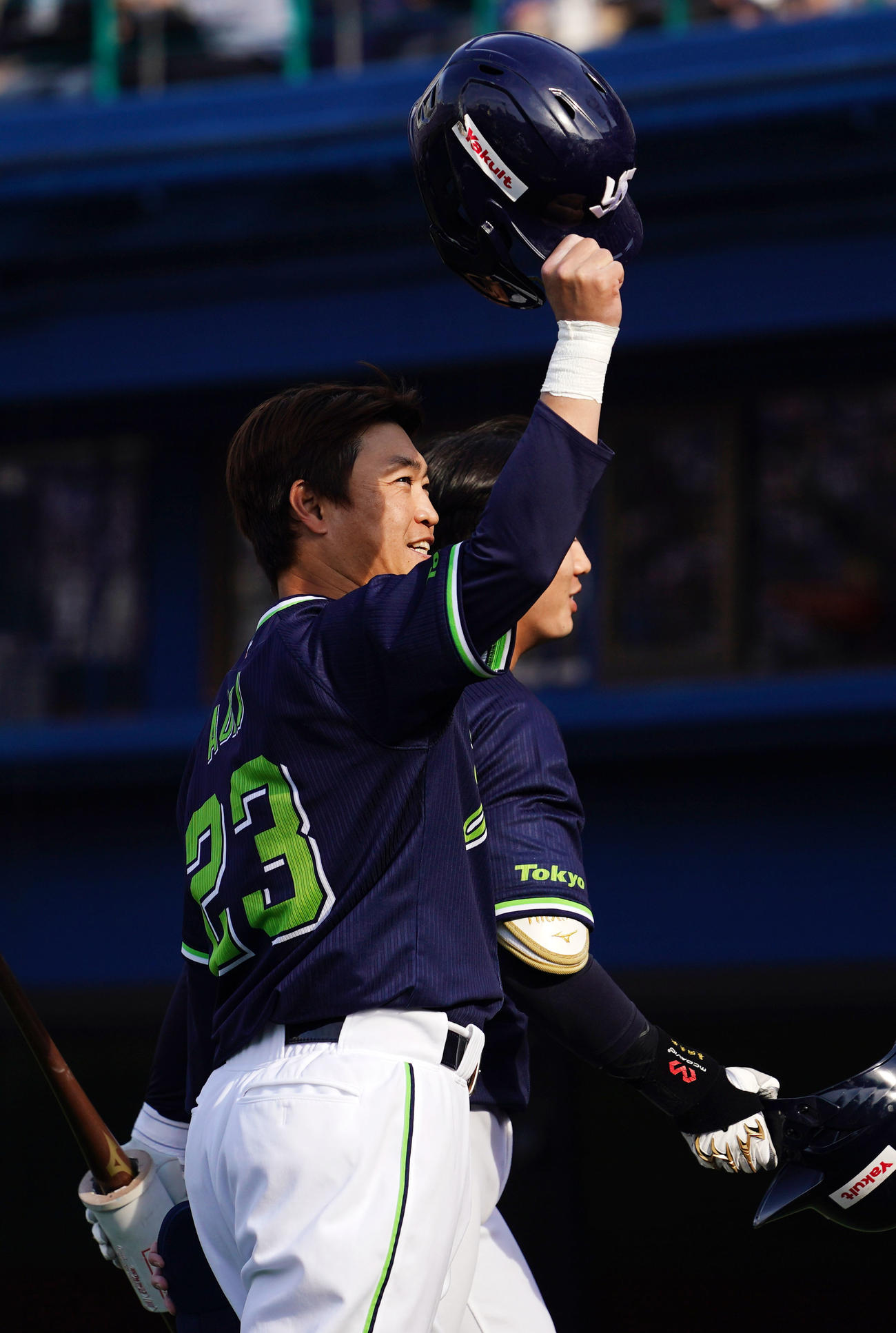 DeNA対ヤクルト　6回表を終え笑顔で声援に応えるヤクルト青木（撮影・横山健太）