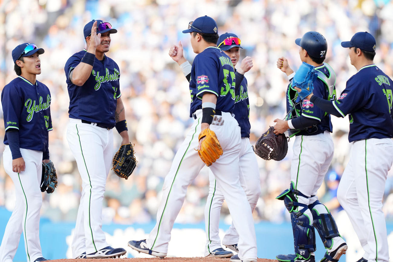 DeNA対ヤクルト　DeNAに勝利しタッチを交わすヤクルトナイン（撮影・横山健太）