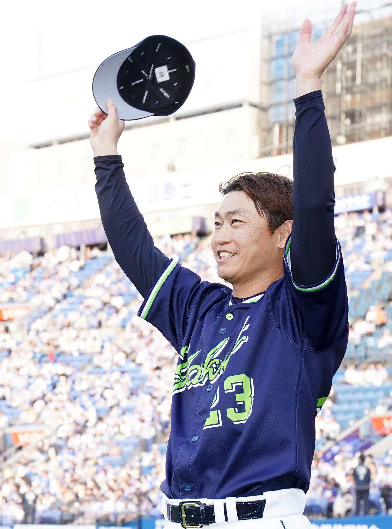 DeNA対ヤクルト　笑顔で声援に応えるヤクルト青木（撮影・横山健太）