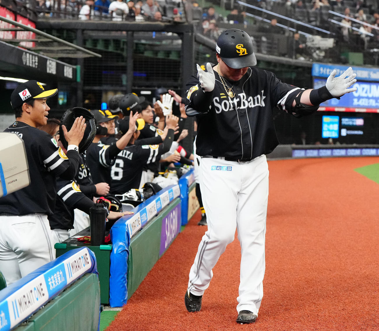 西武対ソフトバンク　8回表ソフトバンク無死満塁、2打席連続満塁本塁打を放ち、控えめなどすこいポーズの山川（撮影・江口和貴）