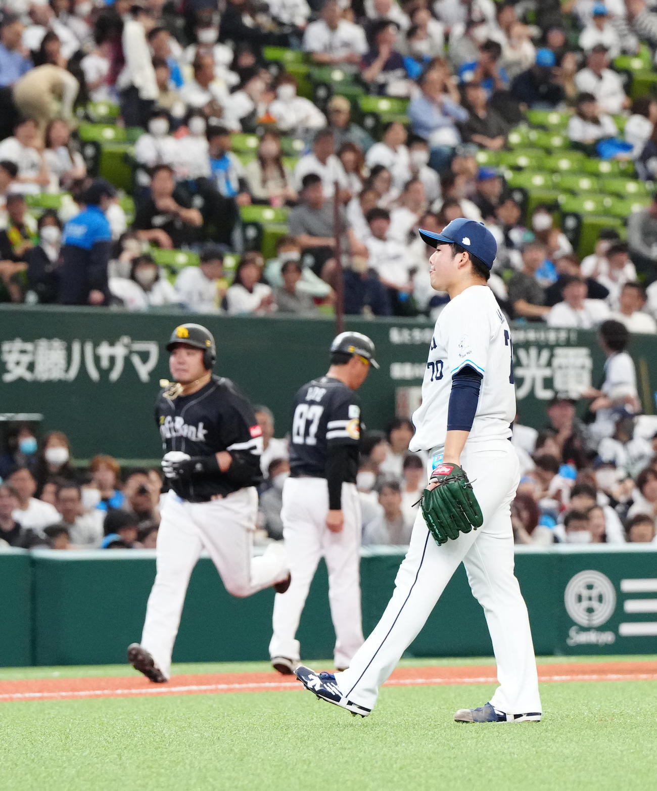 西武対ソフトバンク　8回表ソフトバンク無死満塁、山川（後方左）に満塁本塁打を浴びた豆田（撮影・江口和貴）