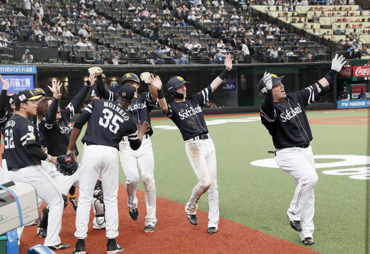 6回、満塁本塁打を放ち、どすこいポーズを決めるソフトバンク・山川穂高（右端）ら（共同）