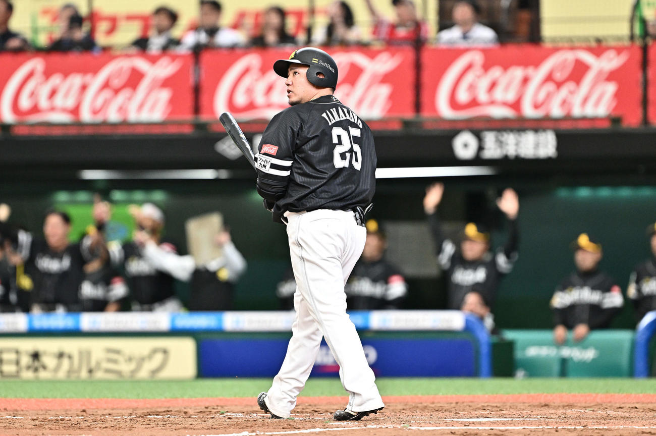 西武対ソフトバンク　8回表ソフトバンク無死満塁、山川は2打席連続となる左越え満塁本塁打を放つ（撮影・滝沢徹郎）