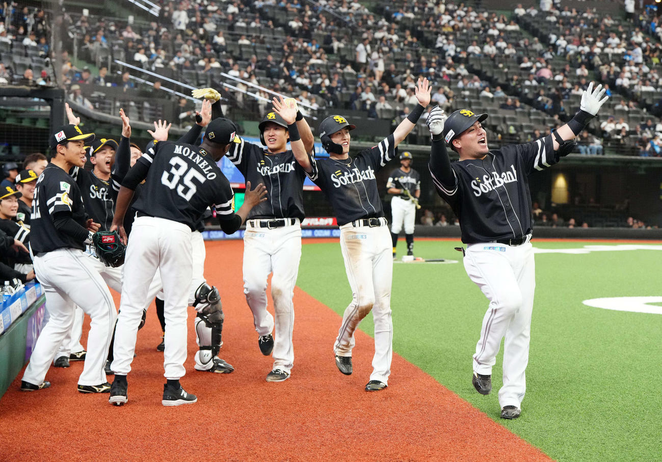 西武対ソフトバンク　6回表ソフトバンク1死満塁、左中間に満塁本塁打を放ち、どすこいポーズを決める山川（右端）（撮影・江口和貴）