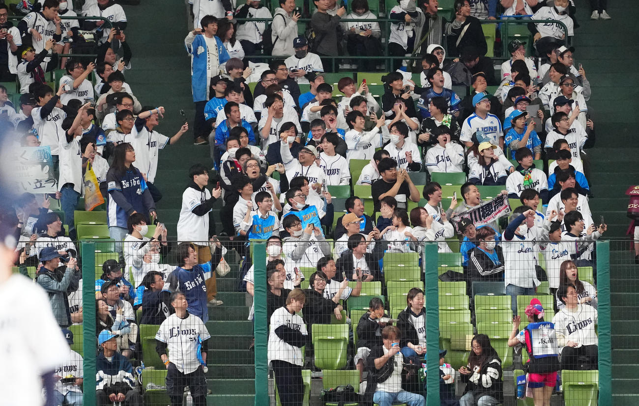 西武対ソフトバンク　試合前、ソフトバンク山川の選手紹介でブーイングする左翼席の西武ファン（撮影・江口和貴）