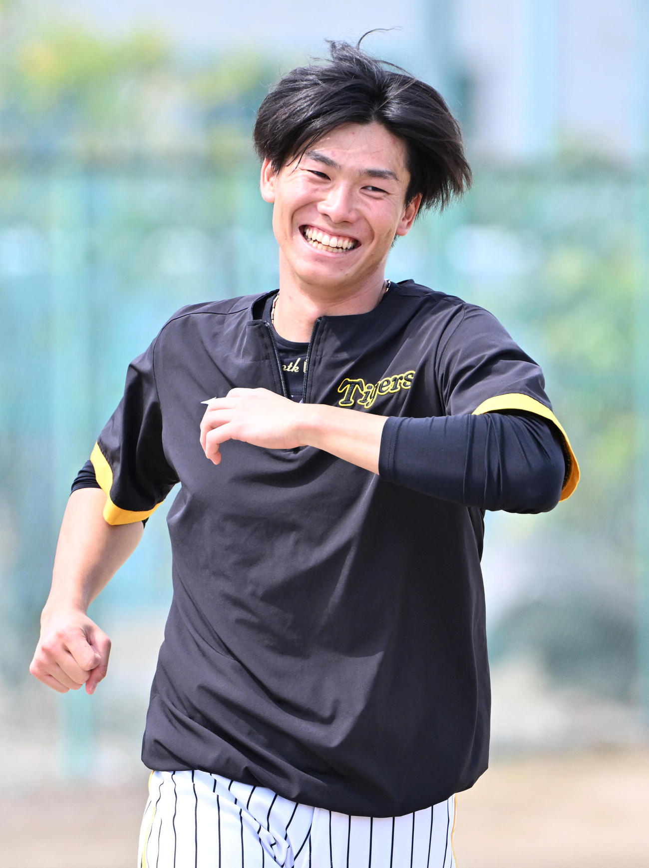 練習の合間に笑顔を見せる湯浅（撮影・石井愛子）