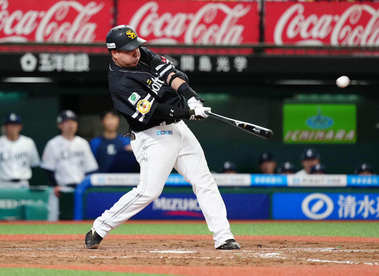 西武対ソフトバンク　8回表ソフトバンク無死満塁、2打席連続満塁本塁打を放つ山川（撮影・江口和貴）