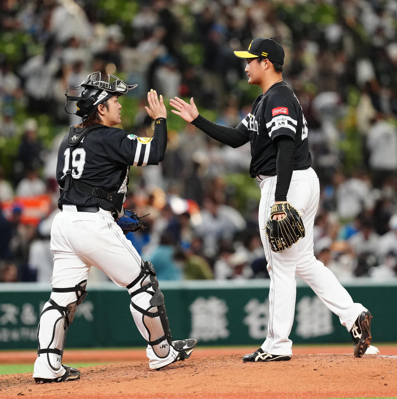 西武対ソフトバンク　試合後、ソフトバンク捕手甲斐（左）とタッチを交わす村田（撮影・江口和貴）