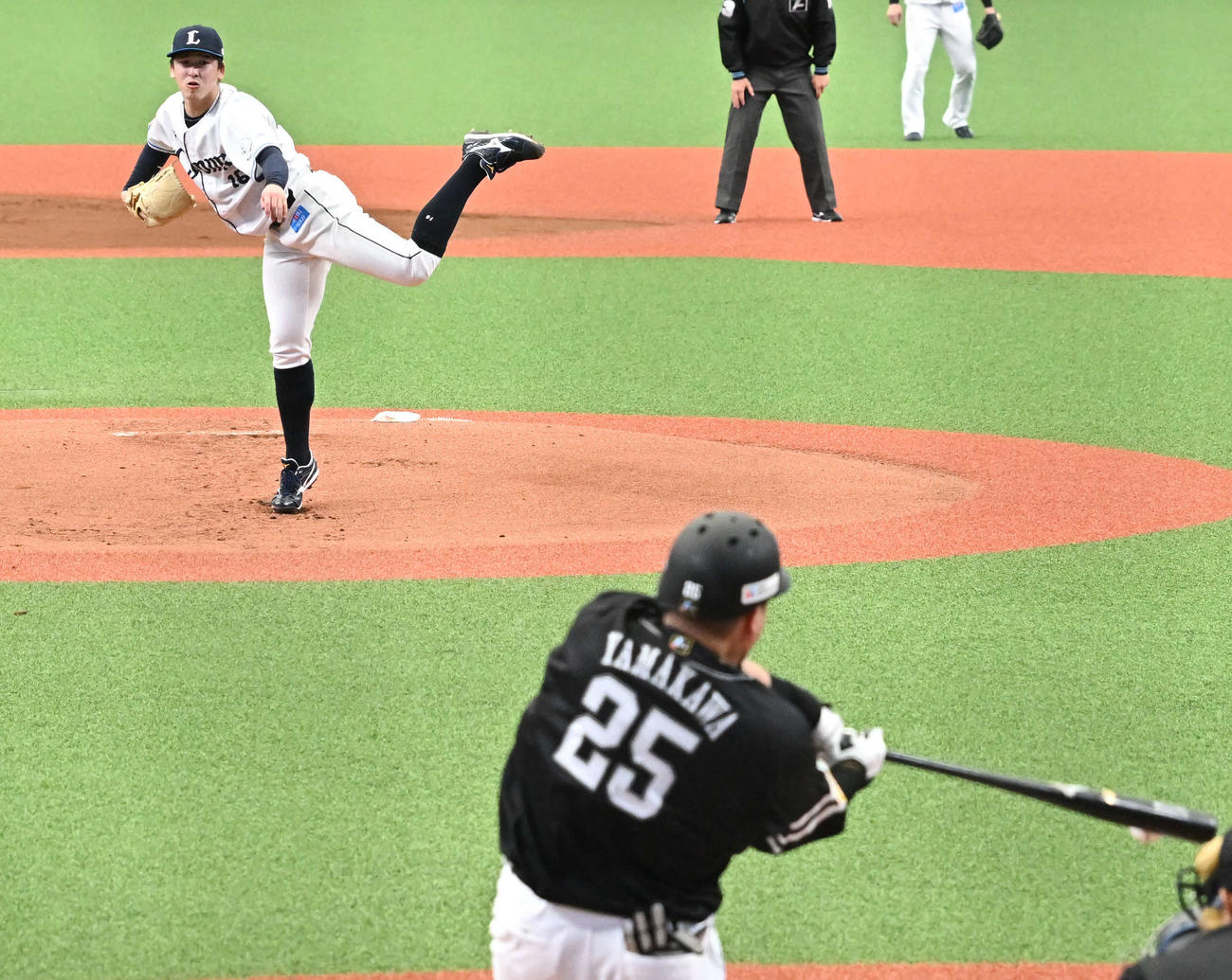 西武対ソフトバンク　1回表ソフトバンク1死二塁、山川を三ゴロに打ち取る隅田（撮影・滝沢徹郎）