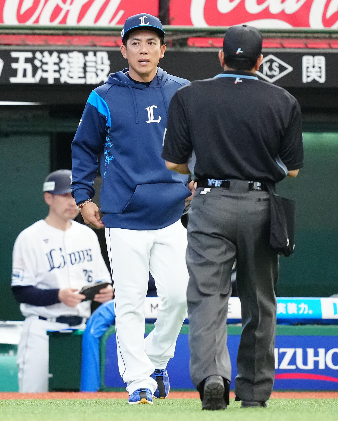 西武対ソフトバンク　5回表途中、選手交代を告げる西武松井監督（撮影・江口和貴）