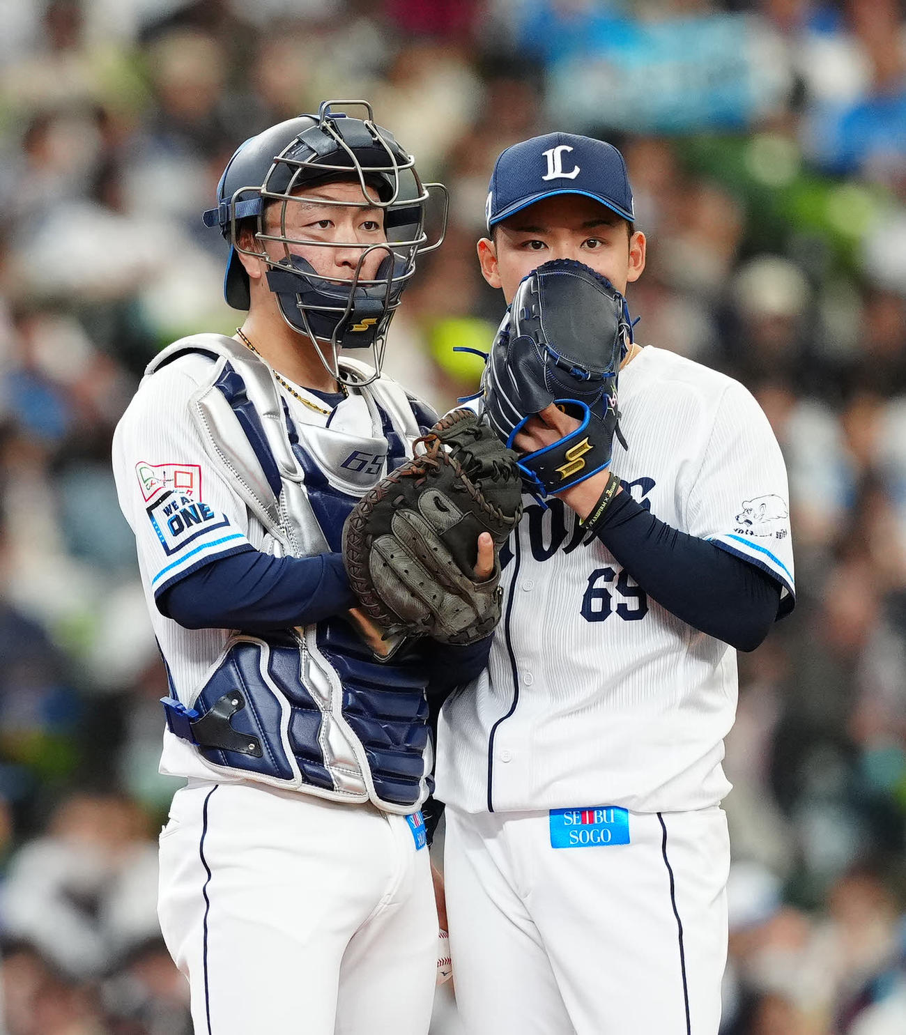 西武対ソフトバンク　5回表途中、マウンドで言葉を交わす西武2番手の水上（右）と捕手古市（撮影・江口和貴）
