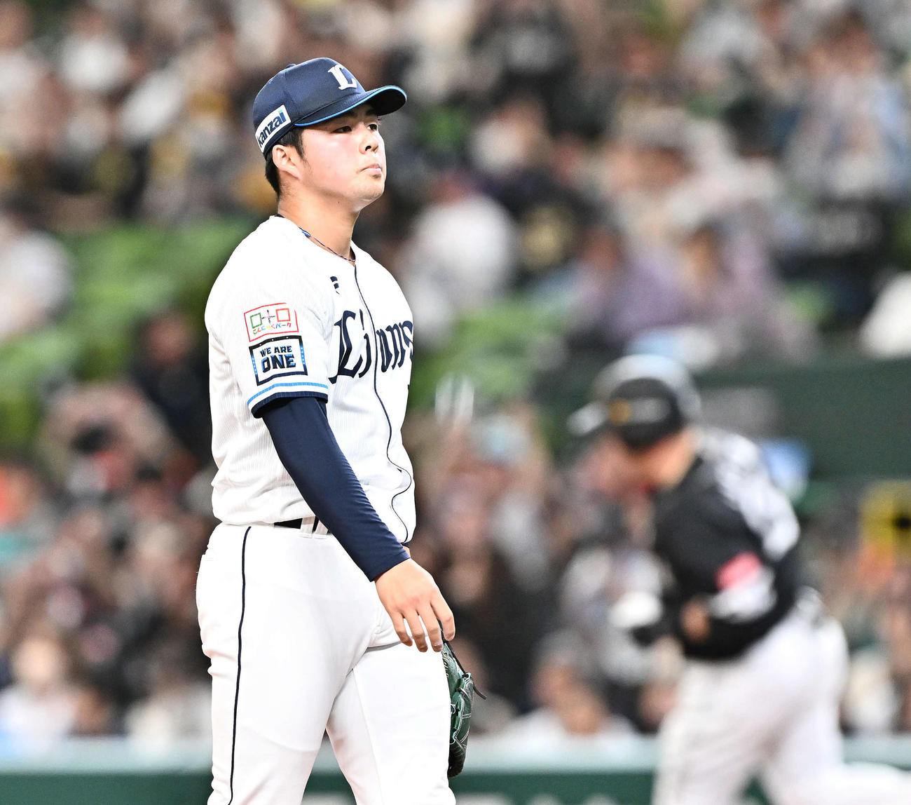 西武対ソフトバンク　8回表ソフトバンク無死満塁、山川（後方）に左越え満塁本塁打を許す豆田（撮影・滝沢徹郎）