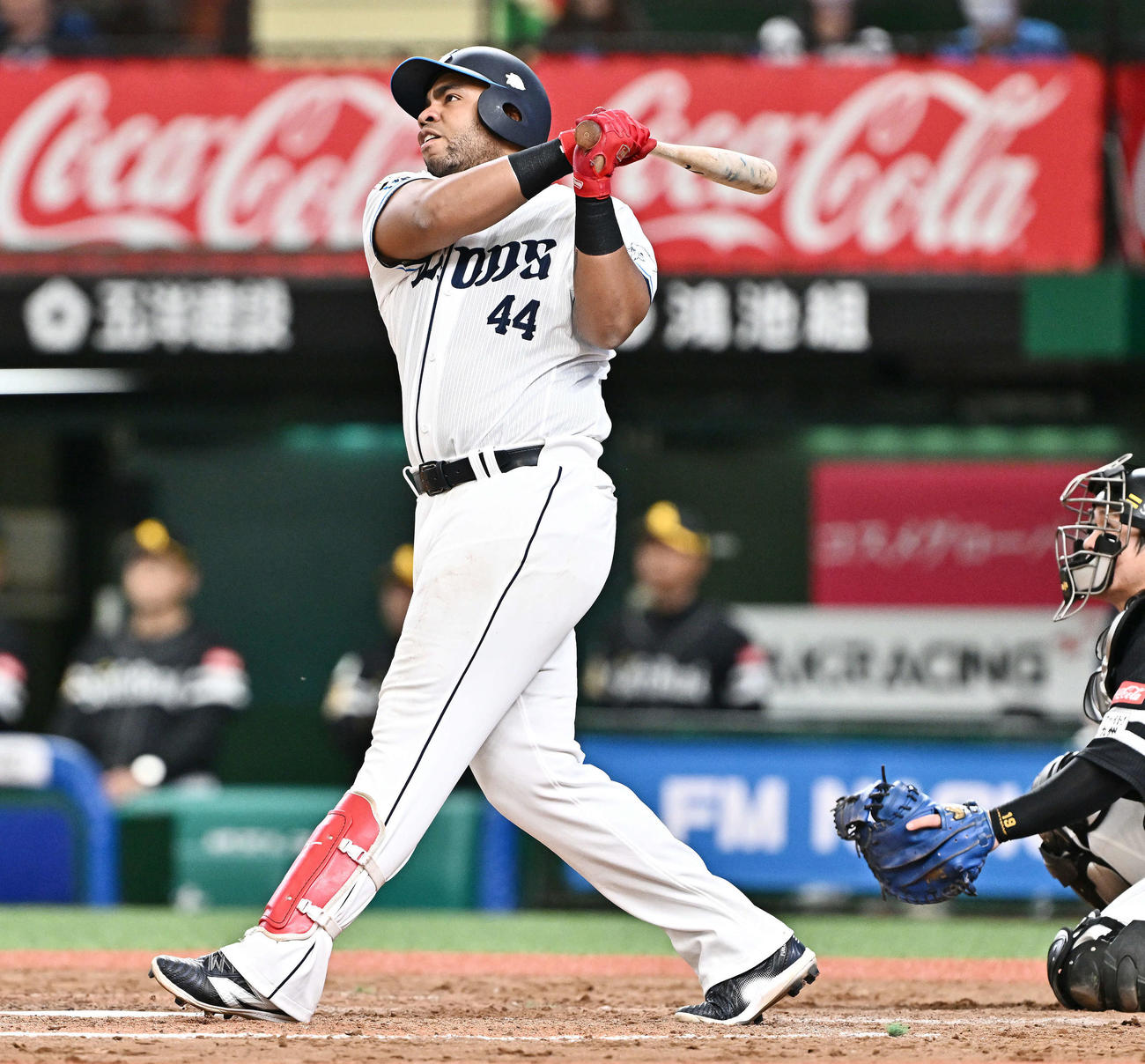 西武対ソフトバンク　9回裏西武2死三塁、アギラーは左中間へ2点本塁打を放つ（撮影・滝沢徹郎）
