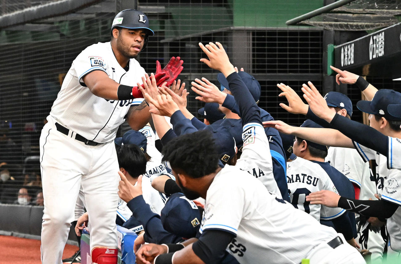 西武対ソフトバンク　9回裏西武2死三塁、2点本塁打を放ったアギラー（左）は生還しチームメートとタッチをかわす（撮影・滝沢徹郎）