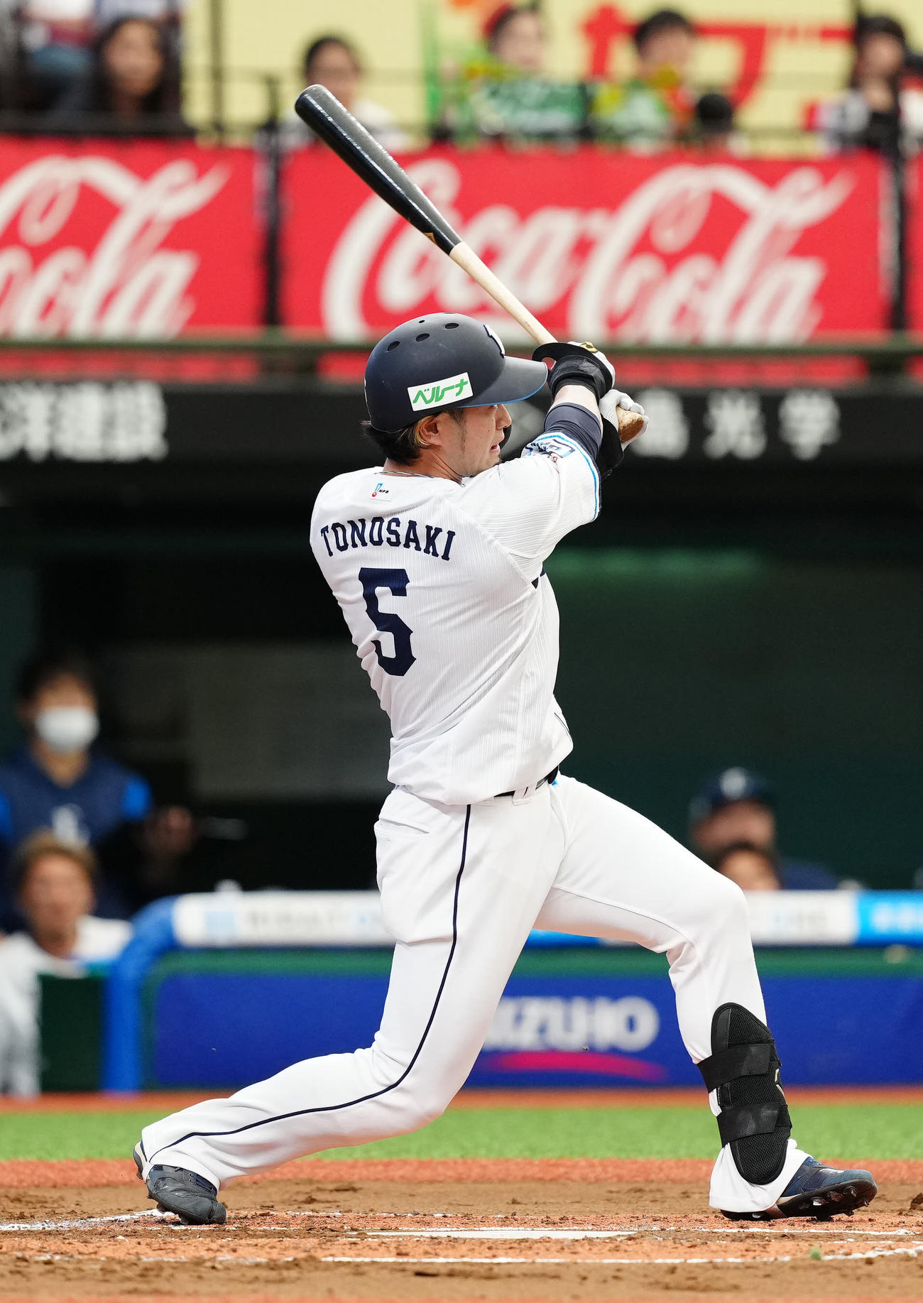 西武対ソフトバンク　1回裏西武2死、二塁打を放つ外崎（撮影・江口和貴）