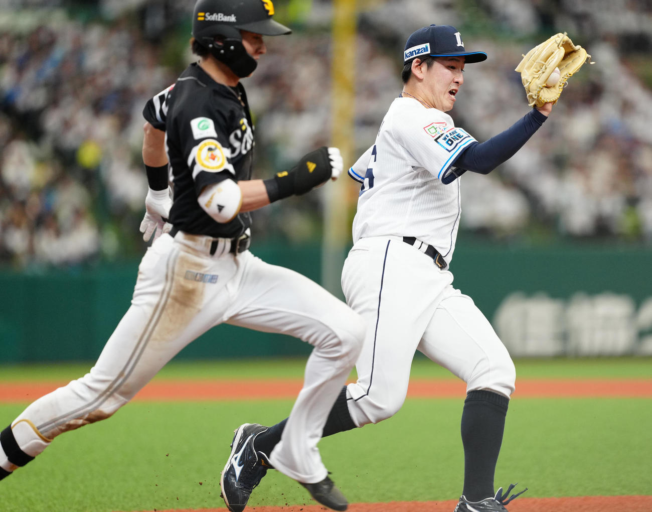 西武対ソフトバンク　5回表ソフトバンク無死、周東（左）の二塁内野安打でベースカバーに入る隅田（撮影・江口和貴）