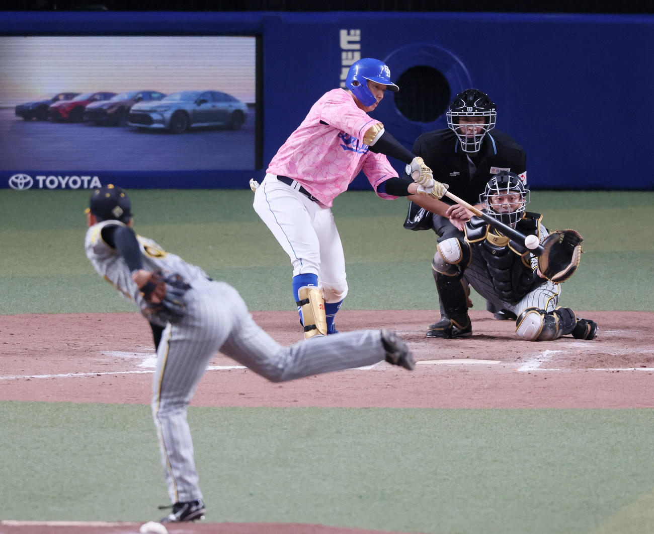 中日対阪神　6回裏中日無死満塁、宇佐見は左前適時打を放つ。投手は岡留（撮影・加藤哉）