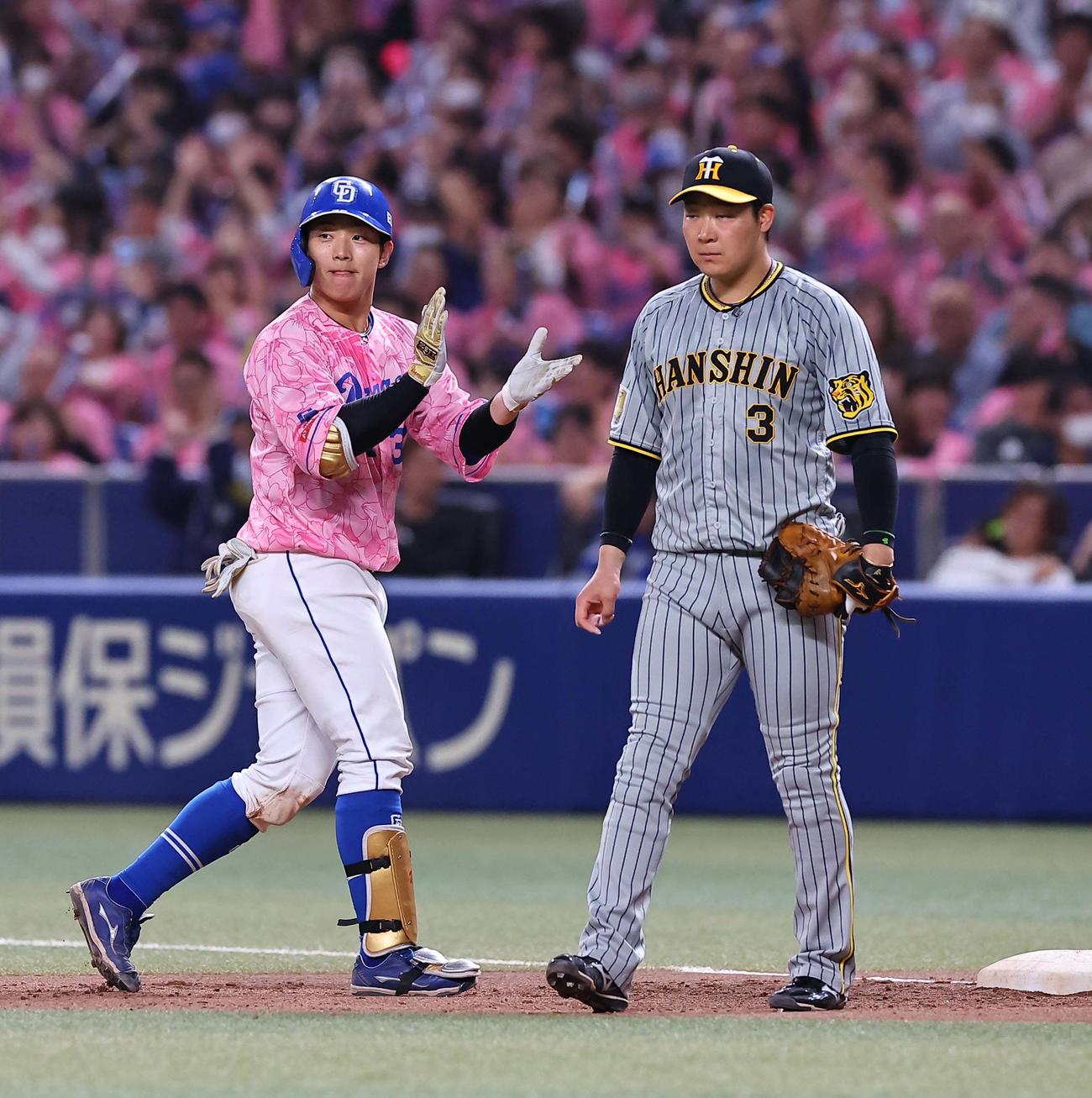 中日対阪神　6回裏中日無死満塁、宇佐見（左）は左前に勝ち越し適時打を放つ（撮影・上田博志）