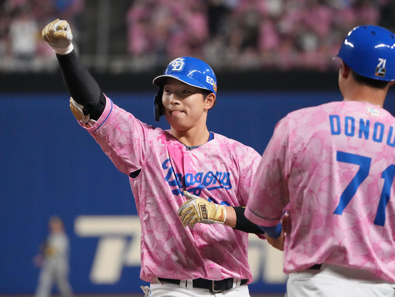 中日対阪神　6回裏中日無死満塁、左前適時打を放ちガッツポーズをする宇佐見（左）（撮影・森本幸一）