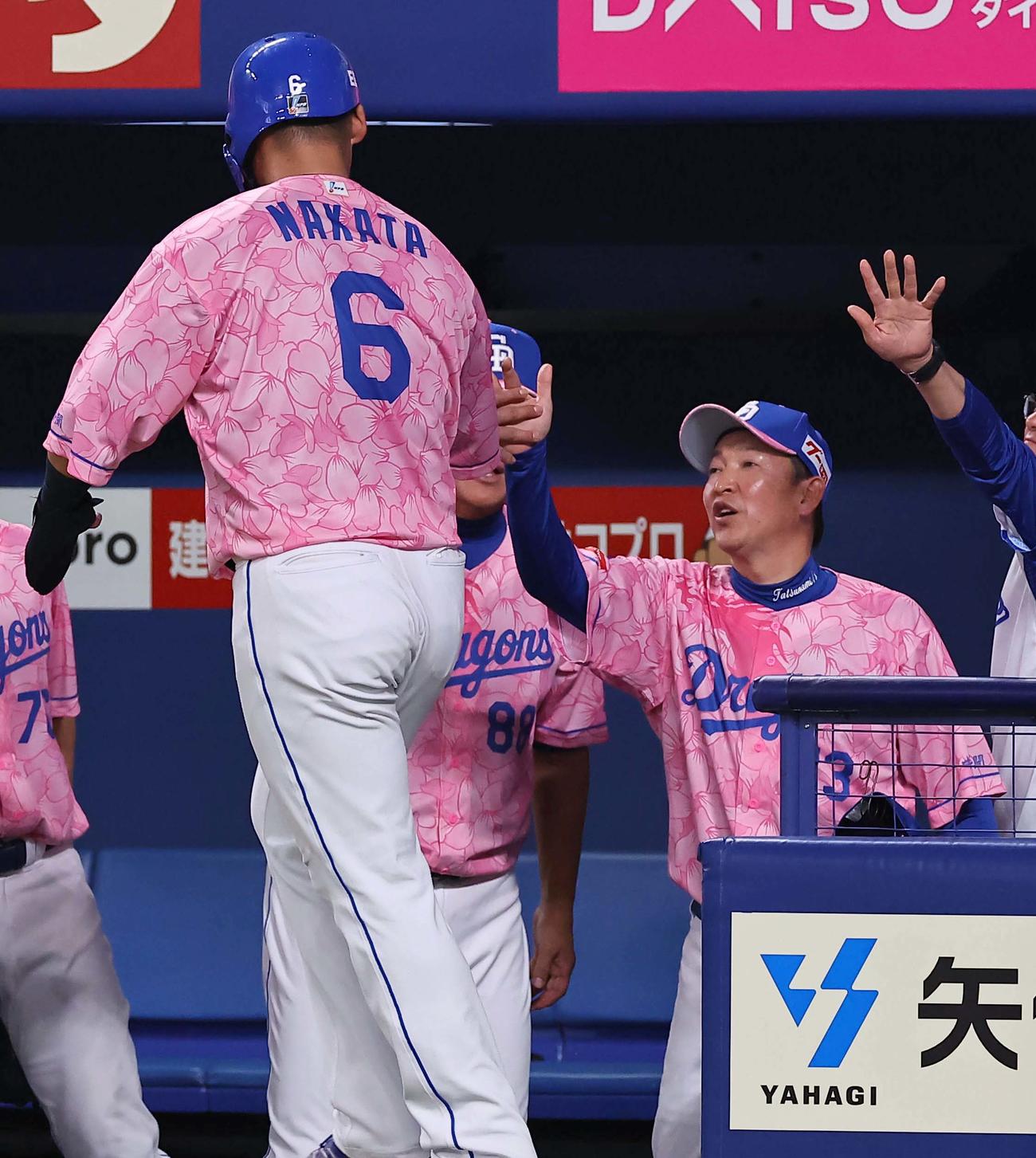 中日対阪神　6回裏中日無死満塁、宇佐見の勝ち越し適時打で生還した中田（左）をハイタッチで出迎える立浪監督（撮影・上田博志）