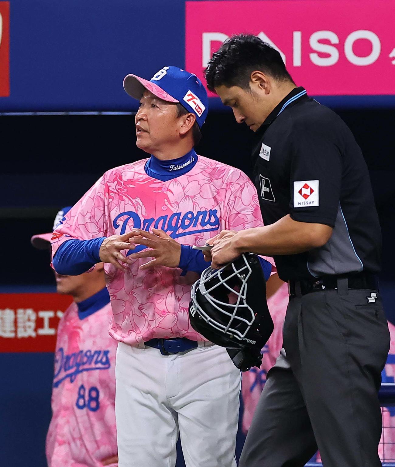 中日対阪神　選手交代を告げる立浪監督（撮影・上田博志）