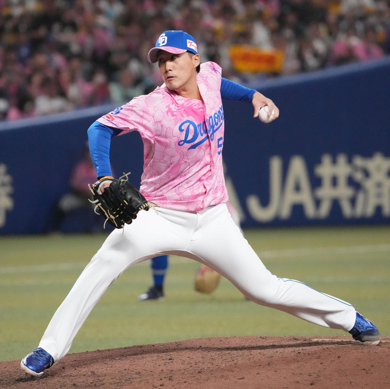 中日対阪神　8回表、中日3番手で登板する斎藤（撮影・森本幸一）