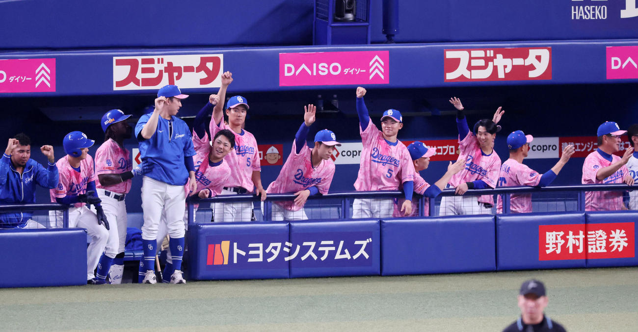 中日対阪神　8回裏中日2死二塁、右適時打を放った山本にベンチのナインも笑顔を見せる（撮影・加藤哉）