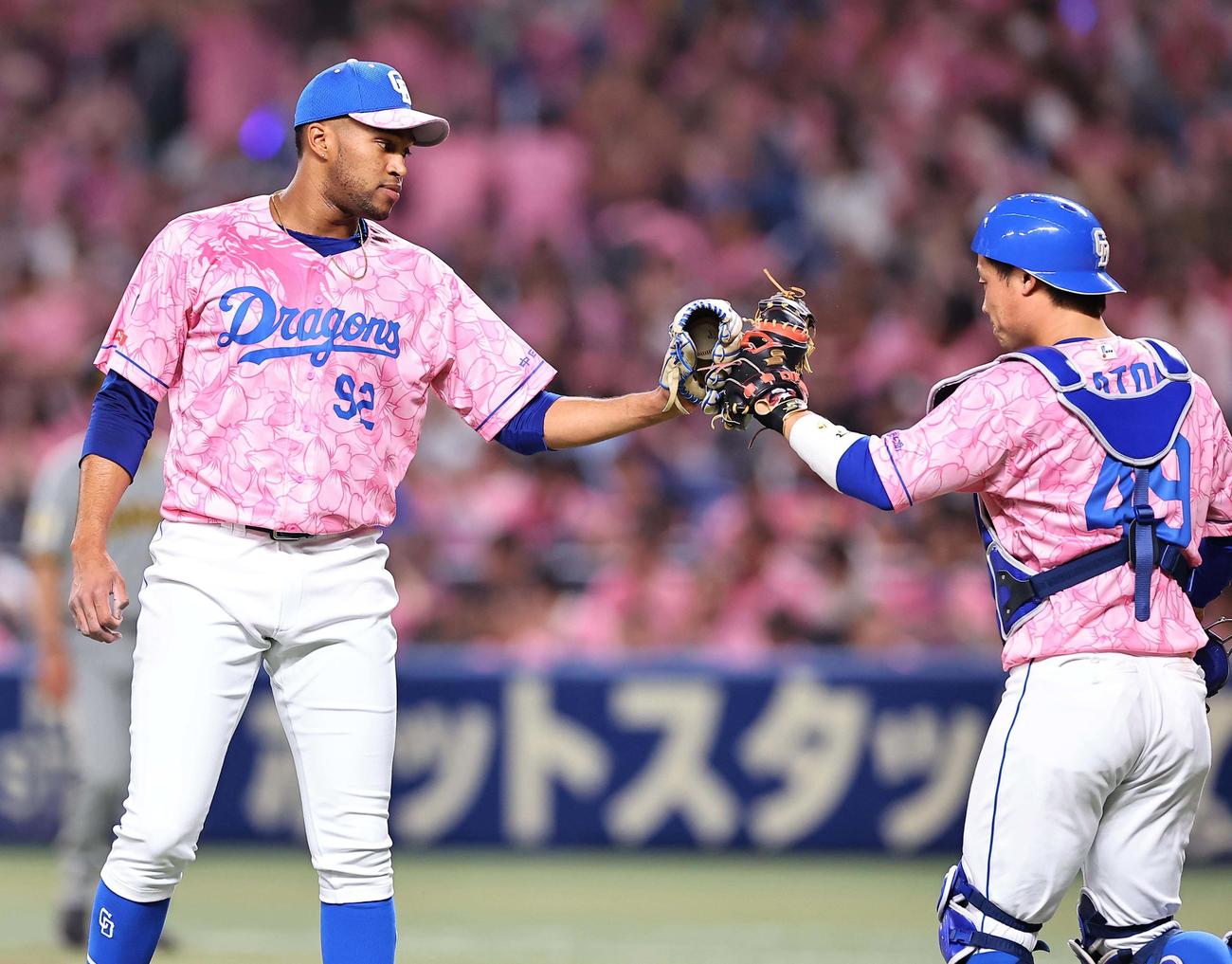 中日対阪神　阪神に勝利し加藤（右）とグラブタッチをするマルティネス（撮影・上田博志）