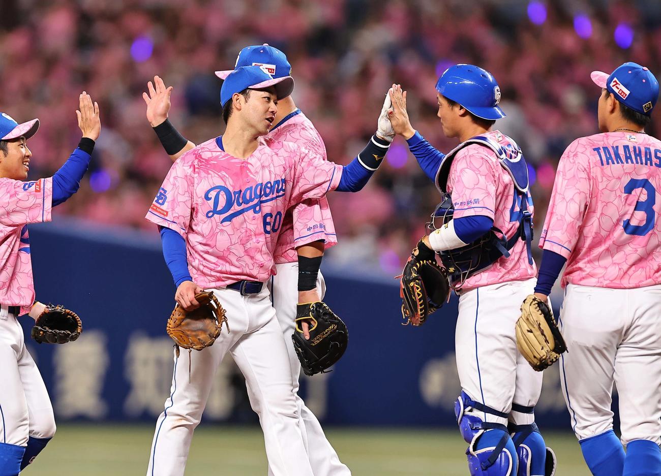 中日対阪神　阪神に勝利した中日ナインはハイタッチをして喜ぶ（撮影・上田博志）